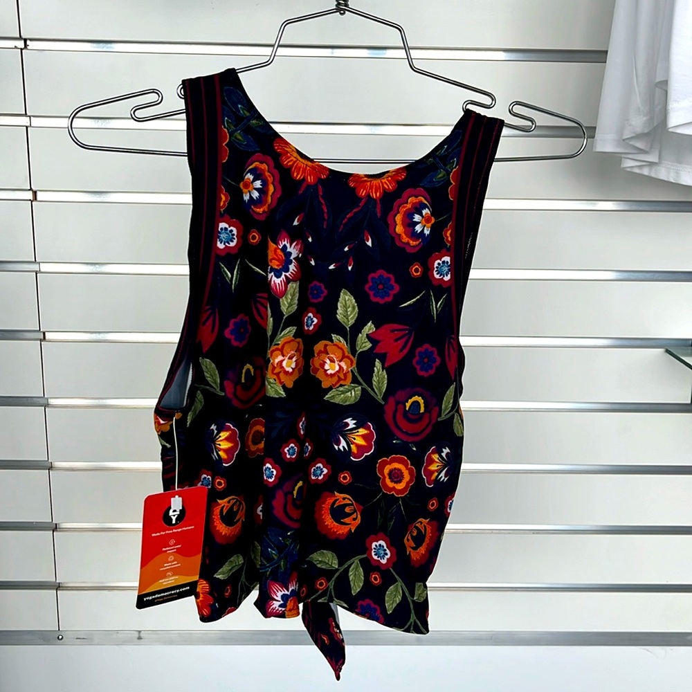 Yoga Democracy, Reversible Knot top, Folklore